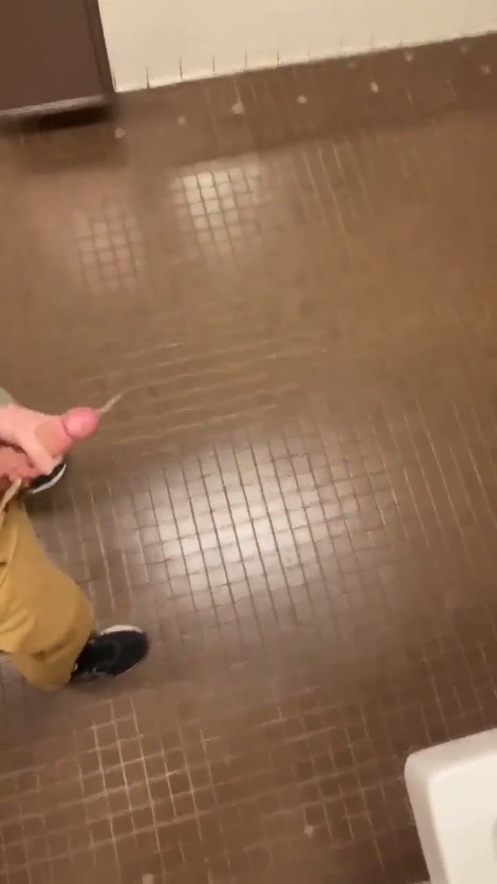 किशोर, ट्विंक्स और लड़के फव्वारे जैसे वीर्यपात के साथ हस्तमैथुन करते