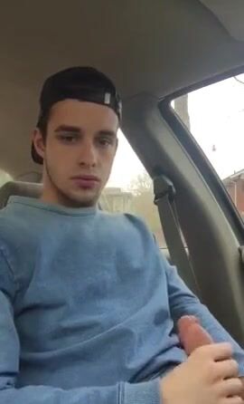 Franky bate uma rápida no carro