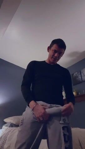 フラタニティの男が大きいチンポを披露する