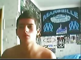 Chico francés se masturba y corre