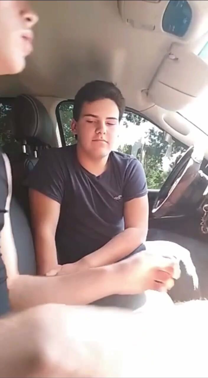 Jeune minet suce en voiture
