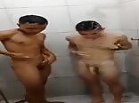 Twink in der dusche nimmt muskel-daddys schwanz ohne kondom