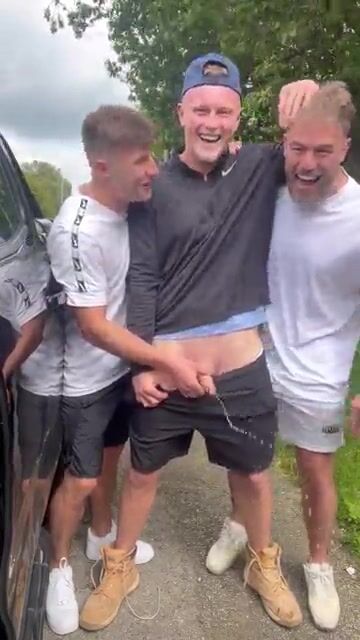 Friends pissing together2