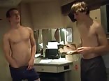 Jungs zeigen schwänze und ziehen freunde aus im porno