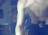 Des amis essaient de sucer des bites