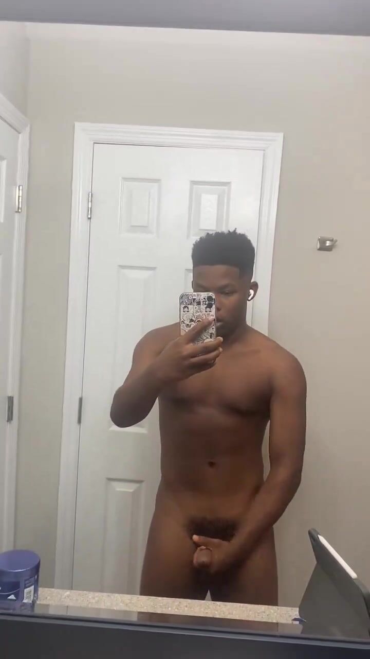 Papá musculoso folla sin condón hasta correrse
