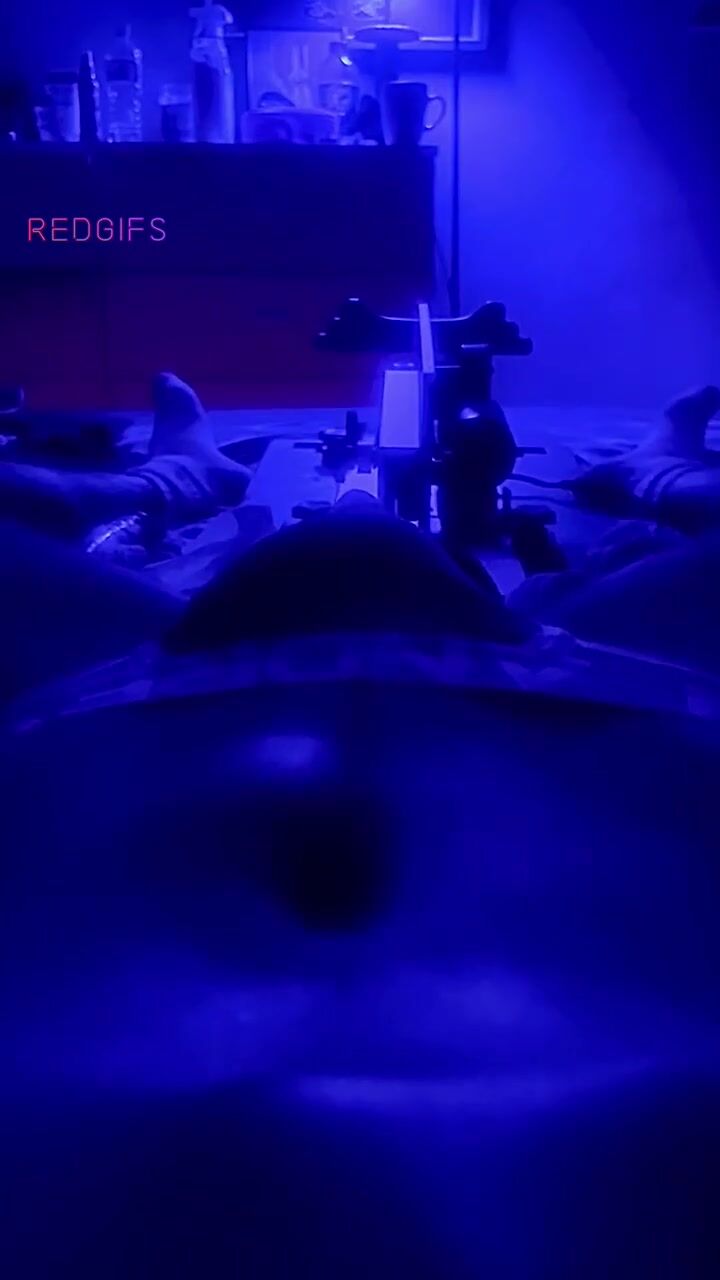 機械が腹が膨れるまでツインクを突く