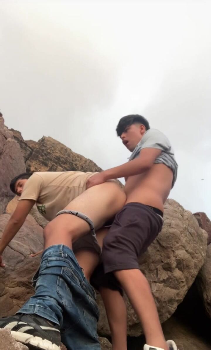 Playa a pelo: jovencito cabalga la polla musculosa de papá