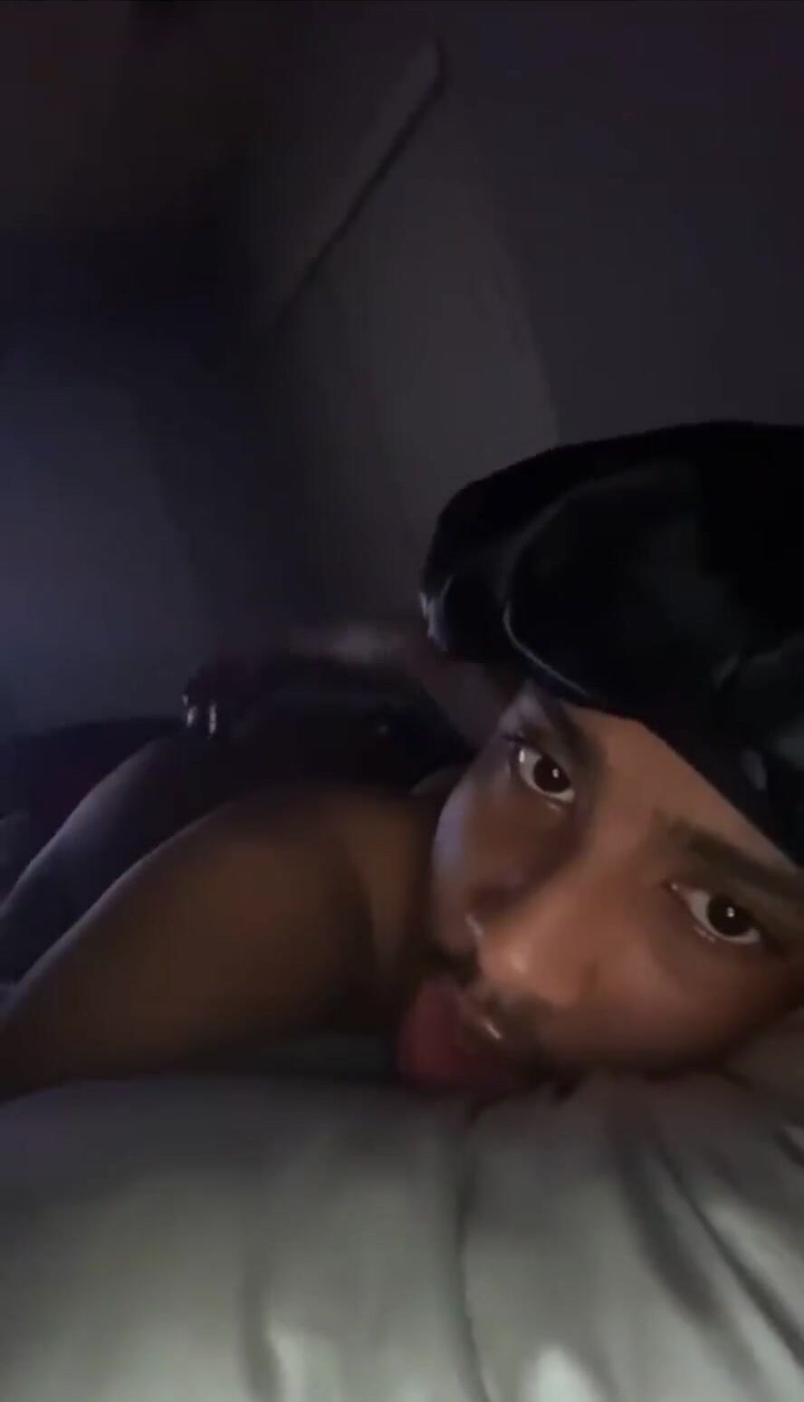 Heißer daddy fickt das enge loch eines schlafenden twinks ohne kondom