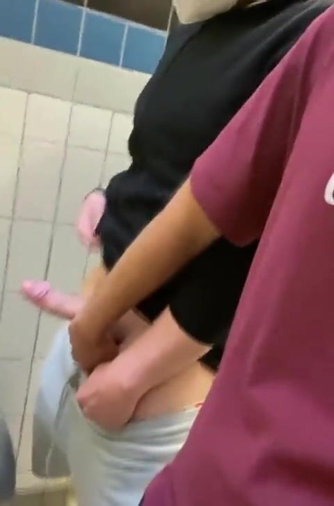 Cum en el urinario divertido