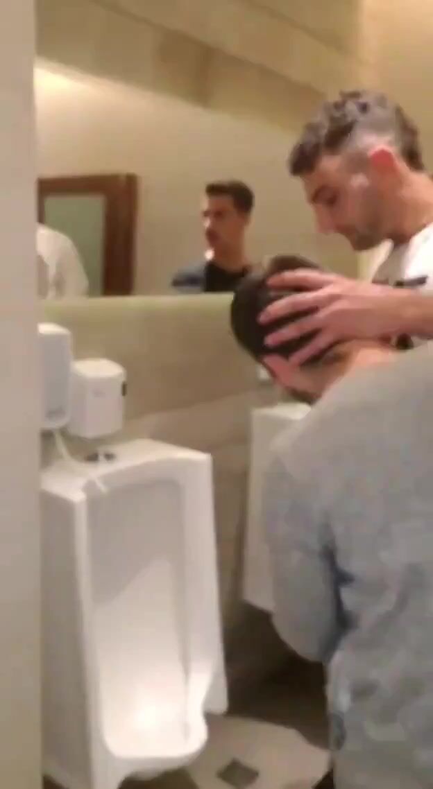 小鲜肉爸爸肌肉无套鸡巴乐趣在男厕