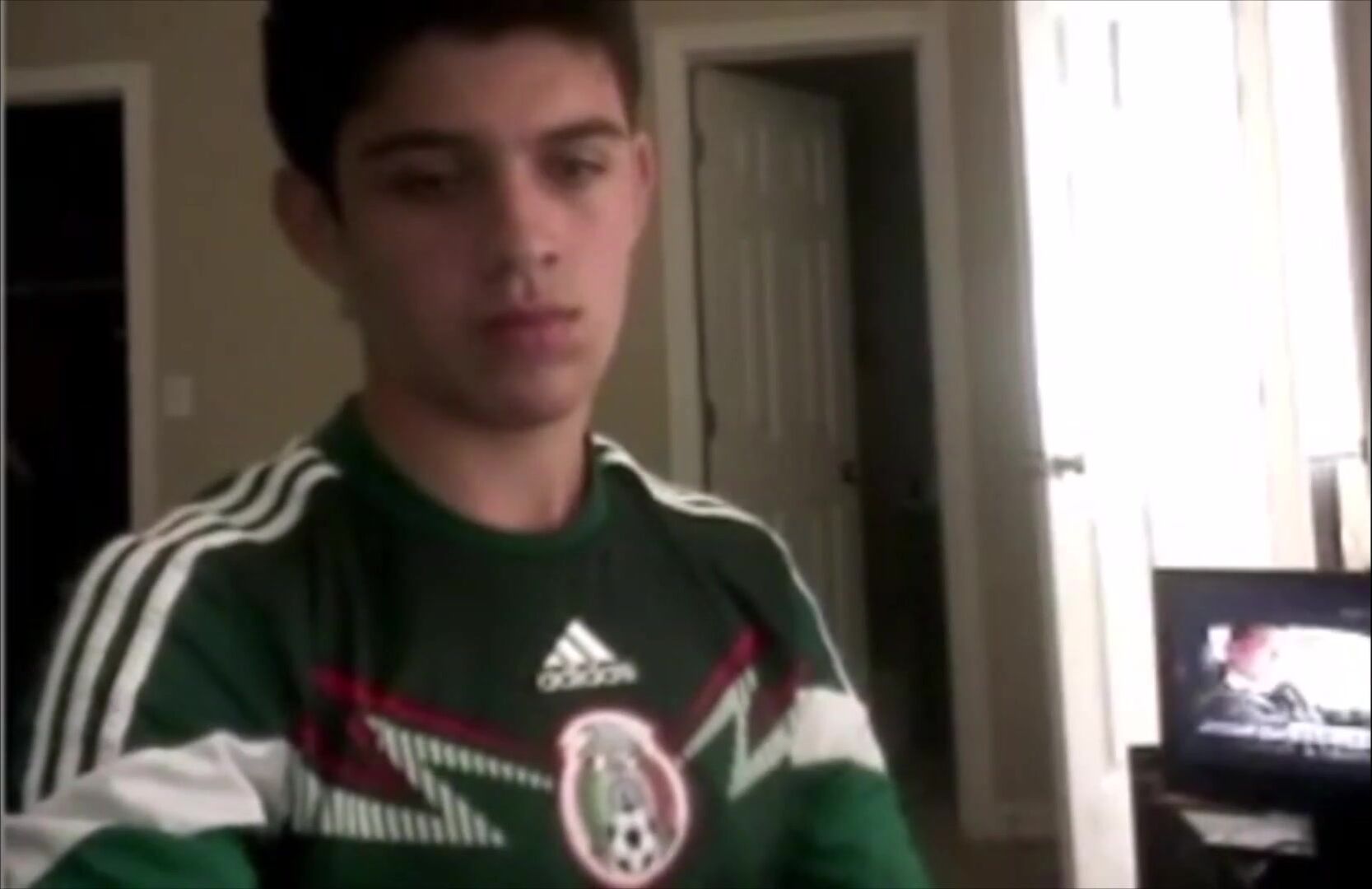 メキシコのサッカー選手が巨大な尻を見せつける