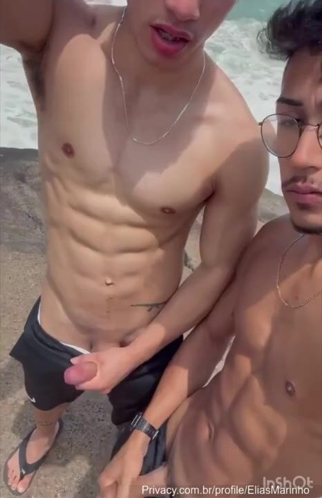 Gabriel nonatto e elias marinho na praia