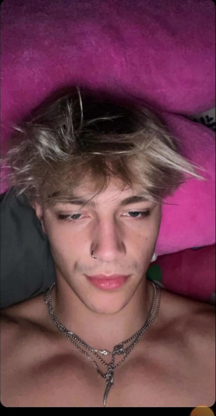 Gage der influencer wichst seinen harten schwanz
