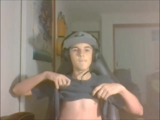 Twink gamer strokes muscle daddy's bareback cock