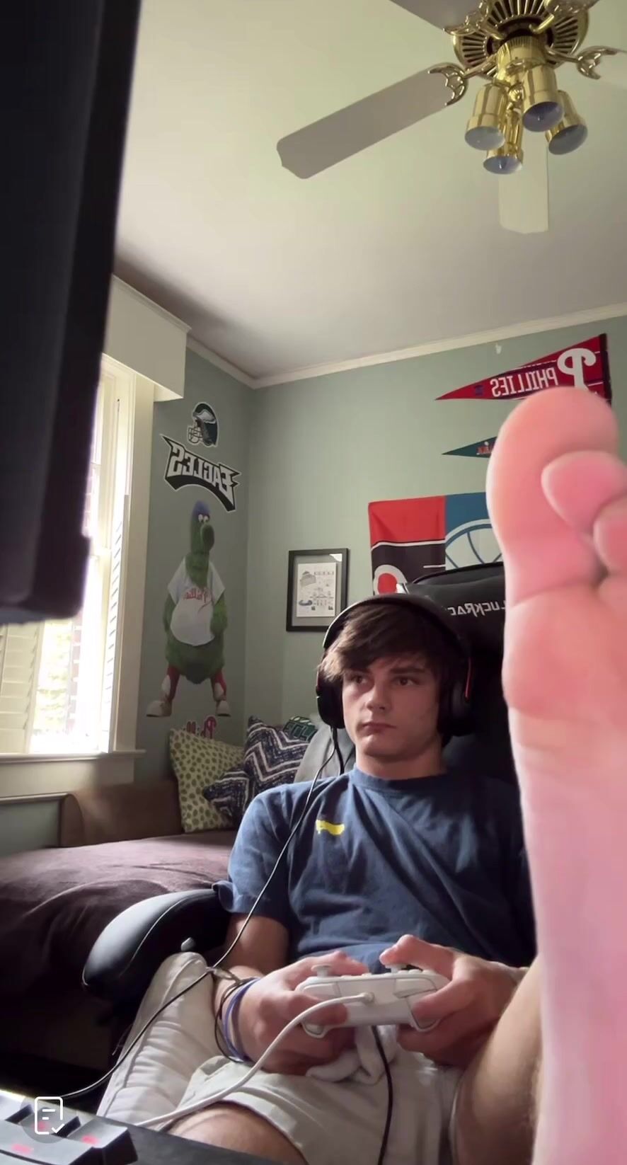 Chico gamer enseña los pies