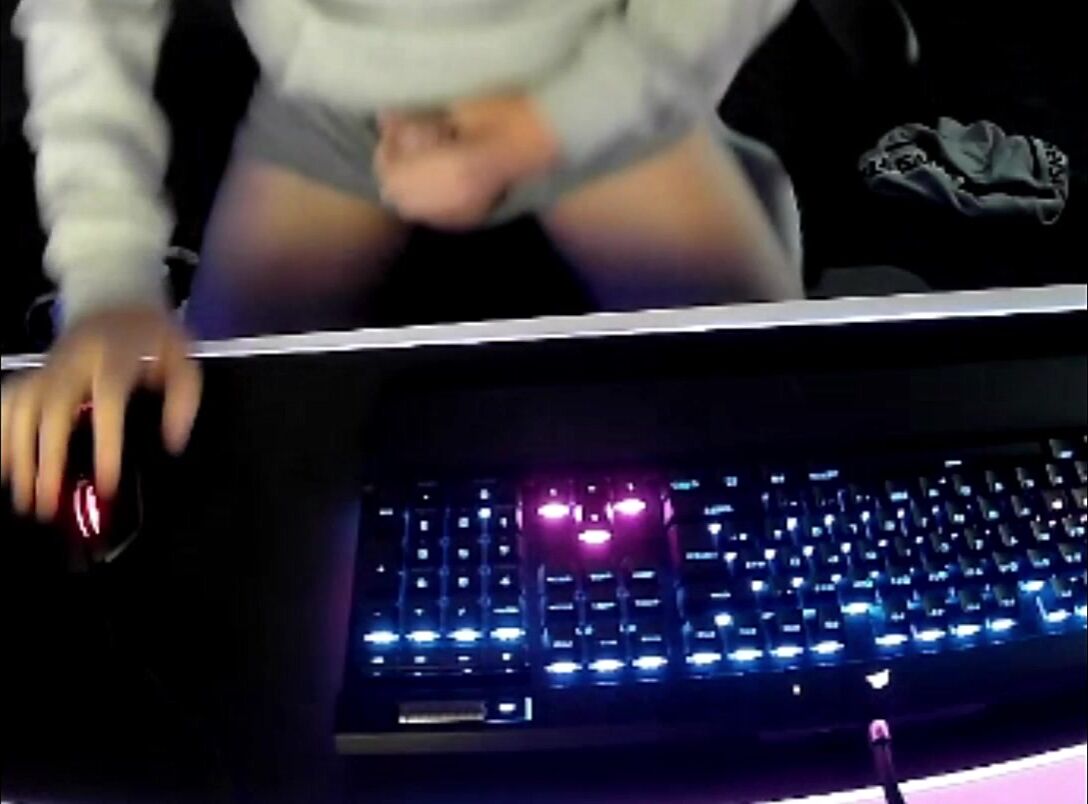 Gamer twink daddy muscle bareback cock cum