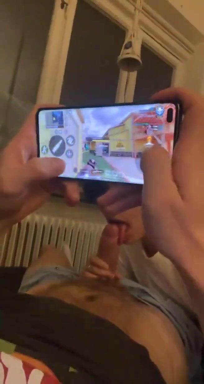Gamer gets his cock sucked