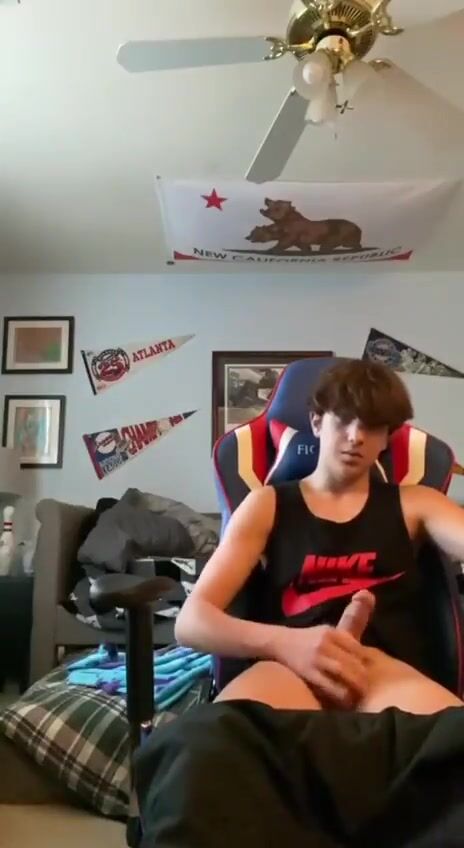 Ados baisent sur des chaises gaming