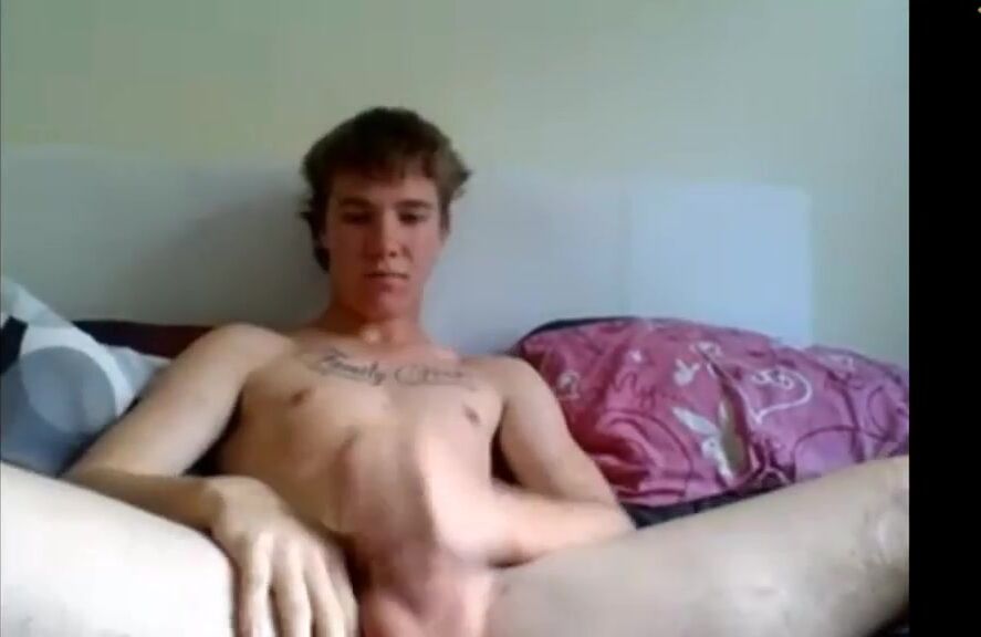 Sexy schwarzer cam-boy zeigt hübschen schwarzen schwanz