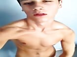 مراهقون أقوياء يستمنون بعنف
