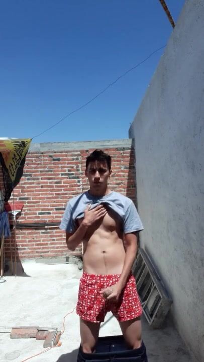 Garoto latino sozinho tocando puneta no quital de casa