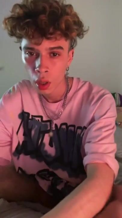 Chico joven se masturba otra vez con su gran polla