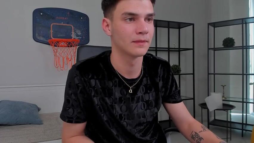 Russischer twink onaniert auf einem thron
