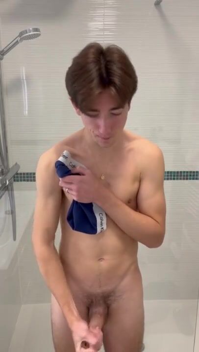 Garoto se masturba antes do banho porno de garotos