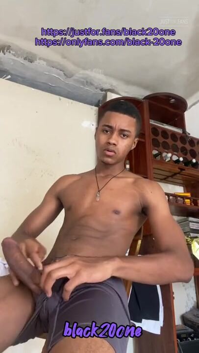Garoto tonny brade mostrando seu grande cassete e punheta com muita...