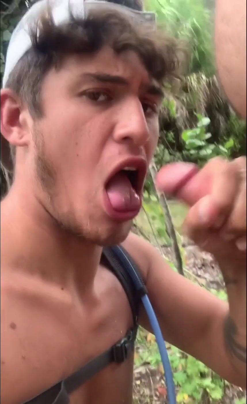 Mamada gay al aire libre termina con corrida