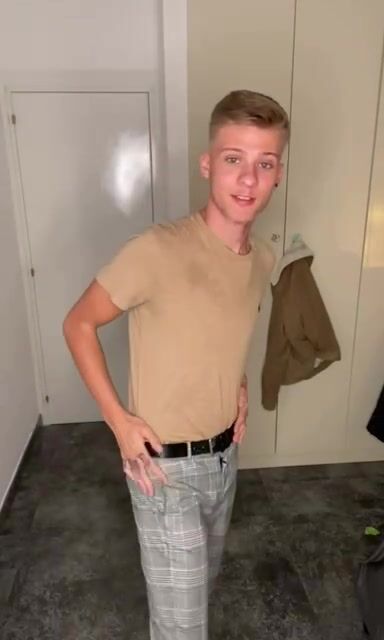 Blonder gay wichst bis zum schönen abspritzen
