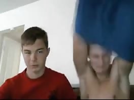Chico bi y chico gay se esfuerzan por propinas