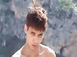 صبي الجبل يفرك وحده
