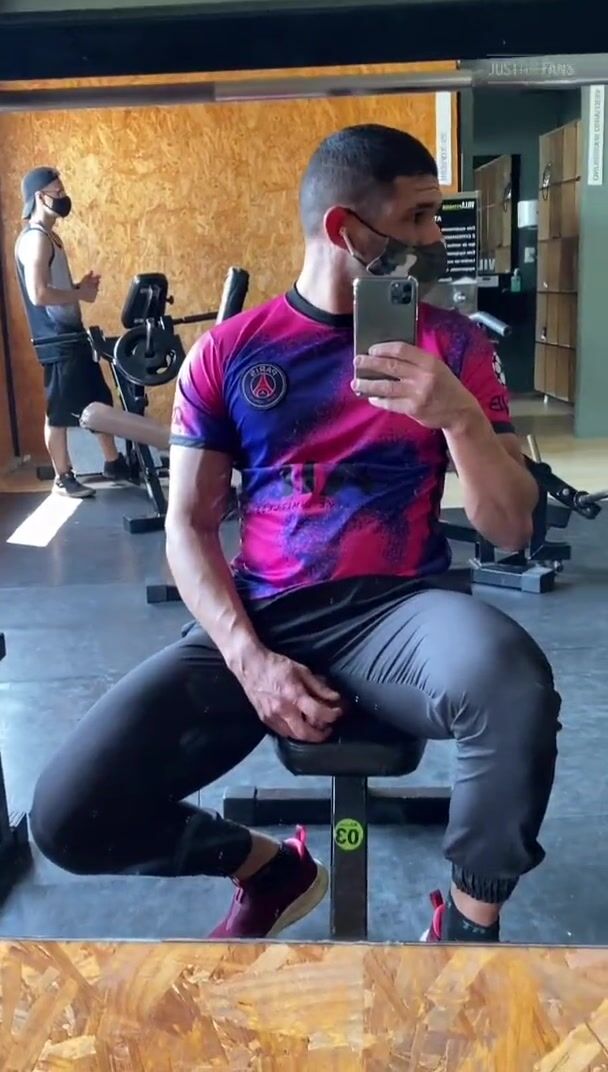 Tíos musculosos se pajean en el gimnasio