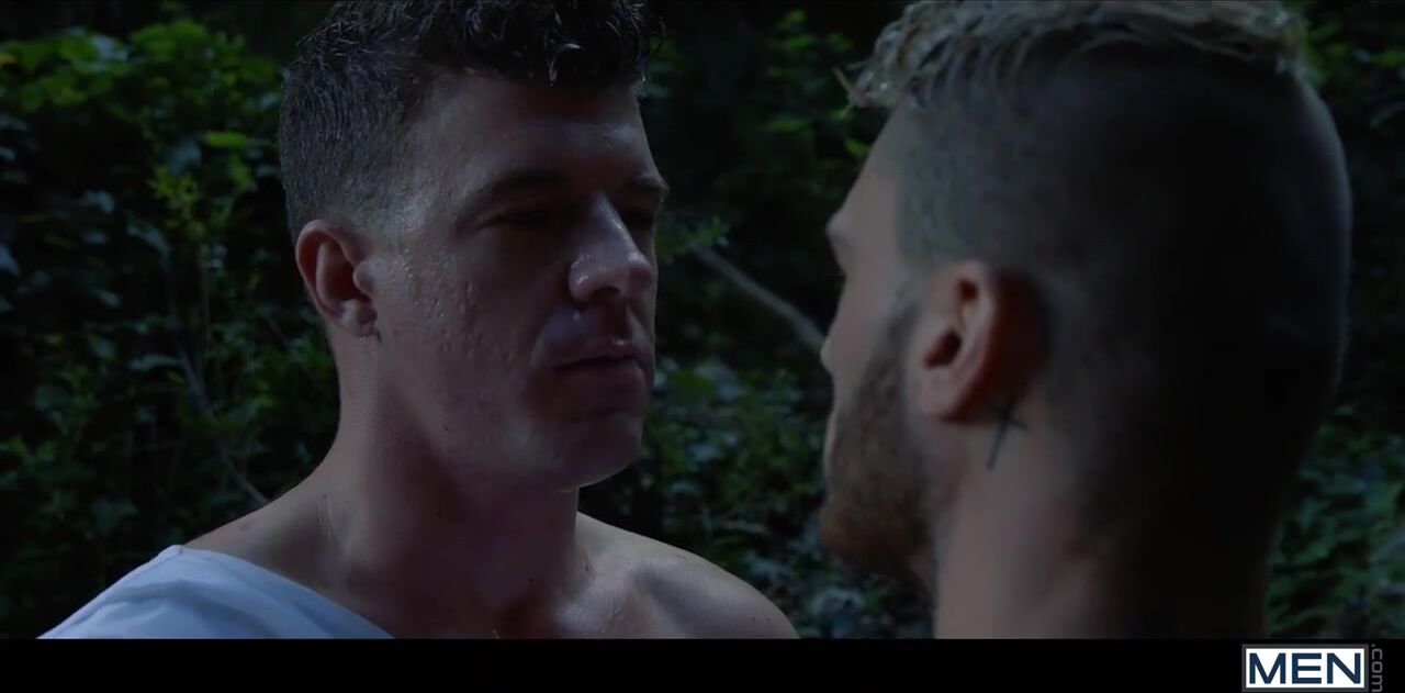 Papa musclé de l'armée thébaine baise un ado sans capote