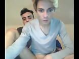 Süßer blonder twink lutscht schwanz und wird hart gefickt