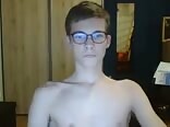 Chico lindo con gafas se masturba y corre fuerte