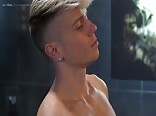 性感年轻男子一起淋浴
