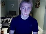 Bel ado blond se branle pour fausse fille en canette porno gay