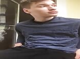Ado grosse bite se branle dans du porno gay