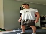 Ado maigre se déshabillant nu sur un tube gay