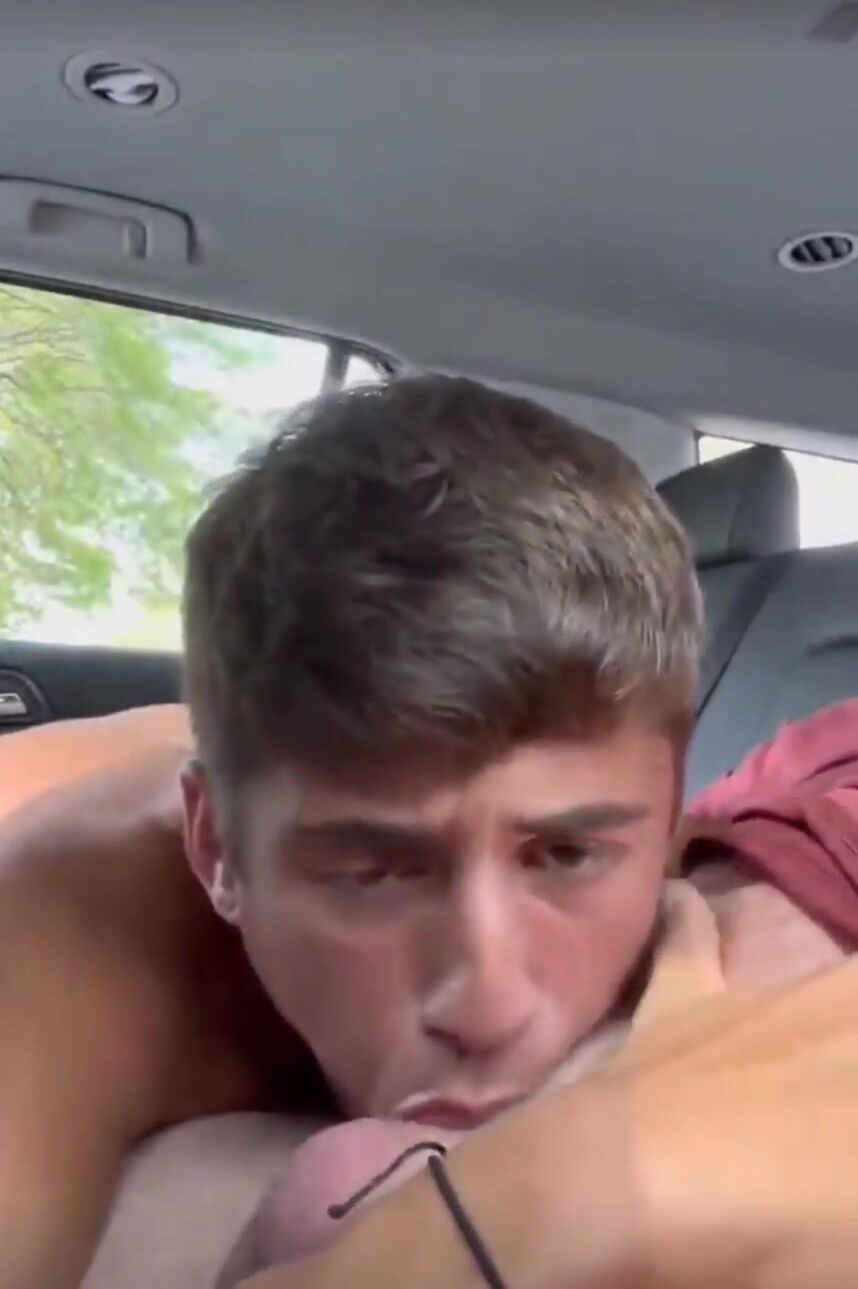 Heißer twink wird im auto gefickt - kommt hart