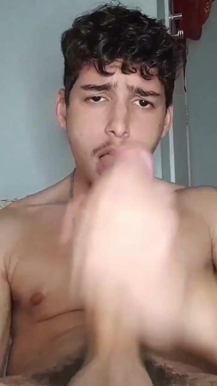 嫩男自吮肉棒直到射精