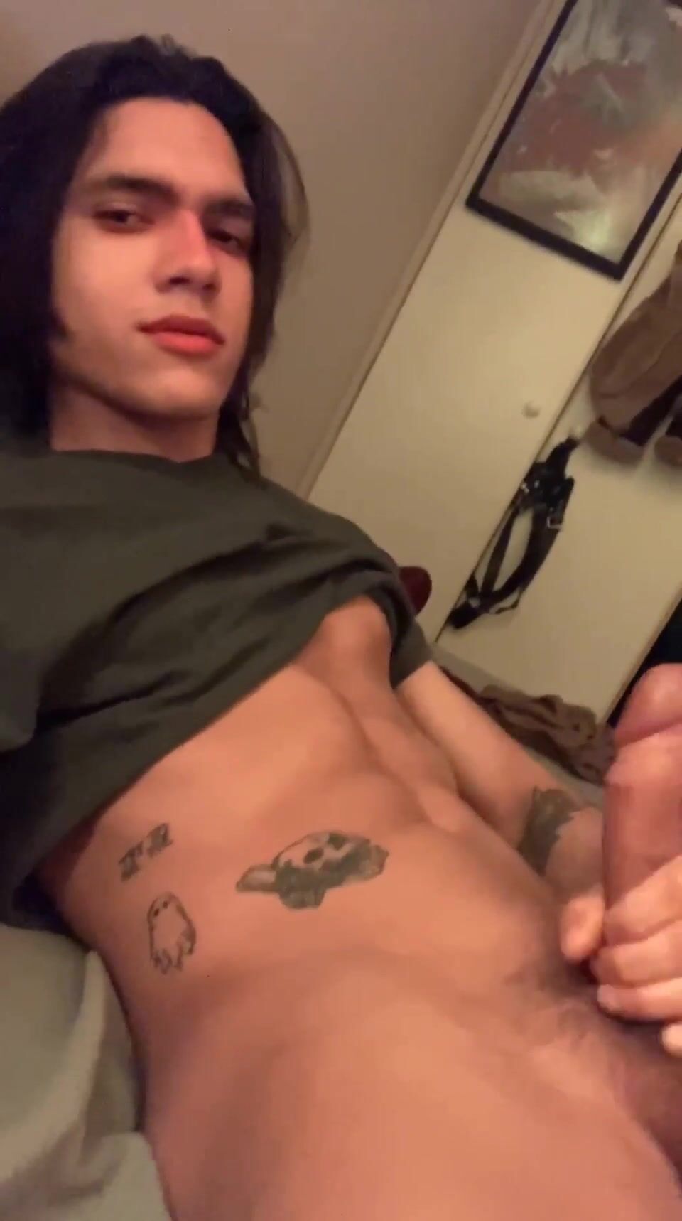 纹身小鲜肉射出他的精液