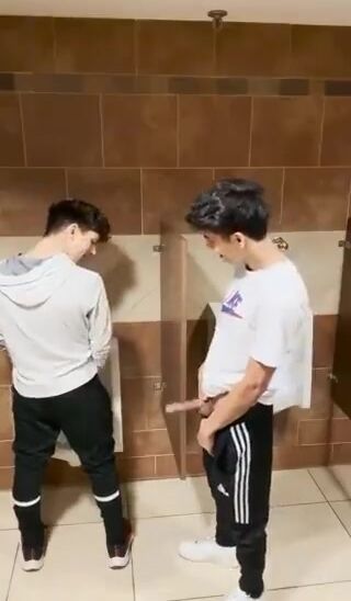 Twinks machen riskanten blowjob, fast erwischt