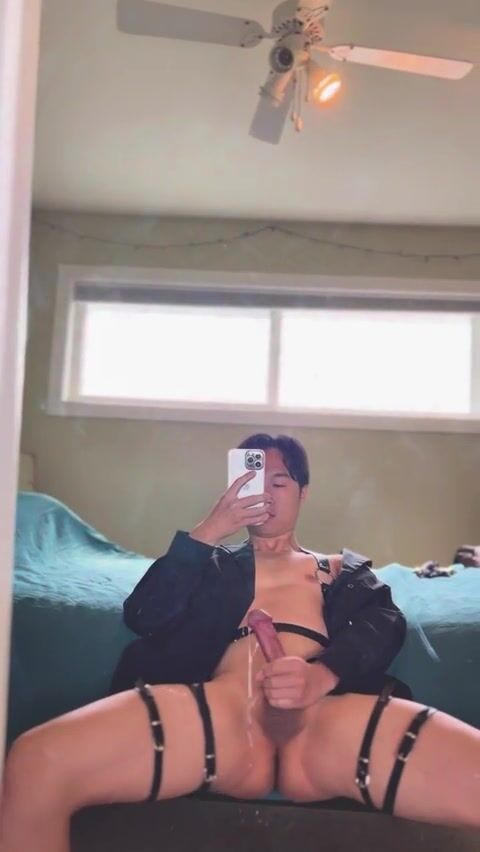 Chico asiático gay en tiras se masturba y se corre