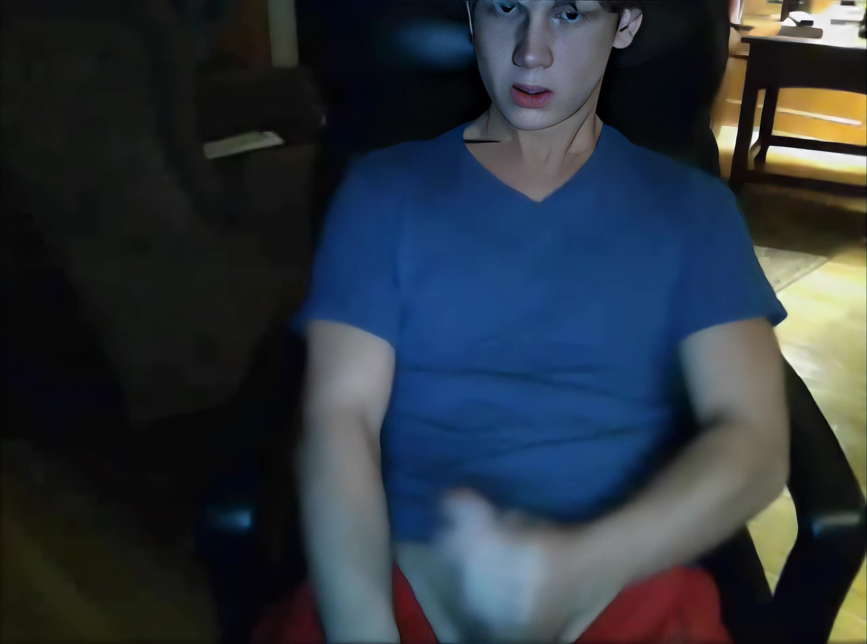 Jeune ado lycéen se caressant la bite dure