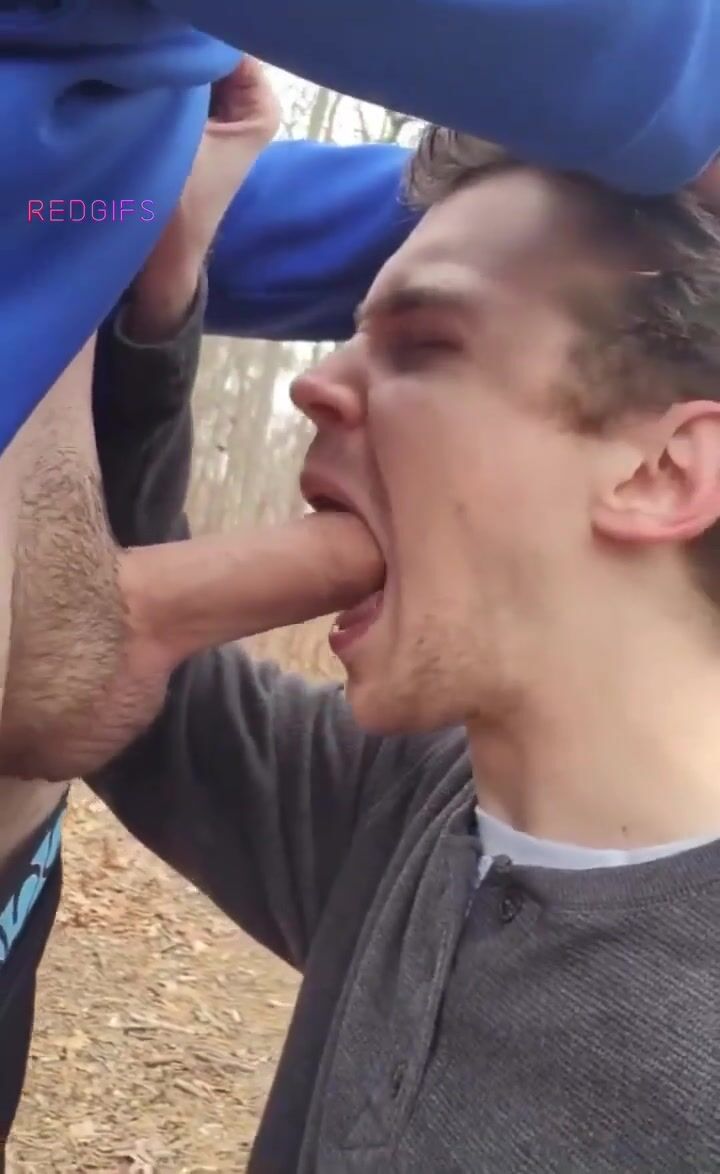 الطفل النحيف يمص زب الأب العضلي بالخارج