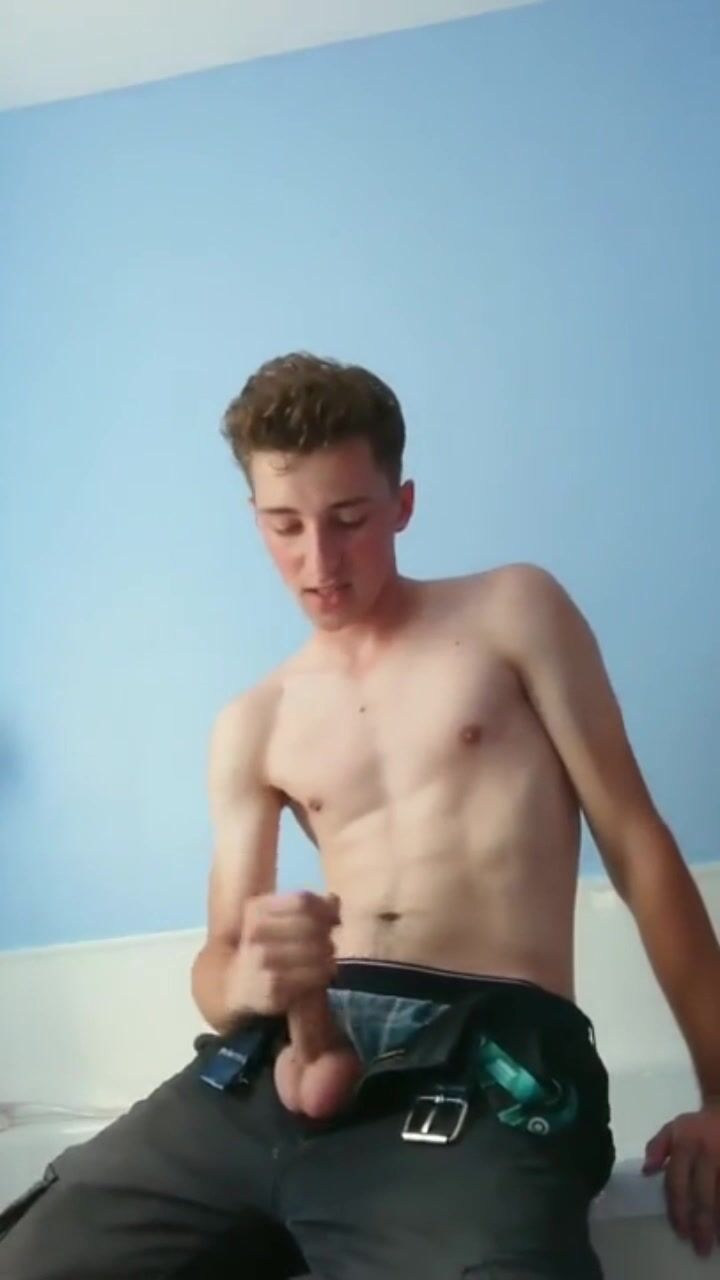 Hübscher unbeschnittener twink solo